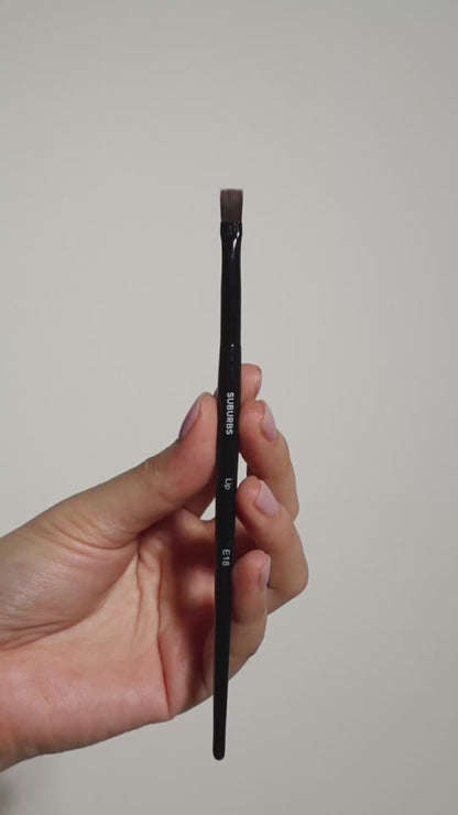 E18 Flat Lip Brush (Art Brush Inspired)